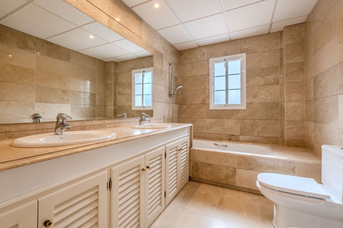 4 sypialnia Willa na sprzedaż w Sotogrande z basenem garażem - 1 950 000 € (Ref: 9378146)