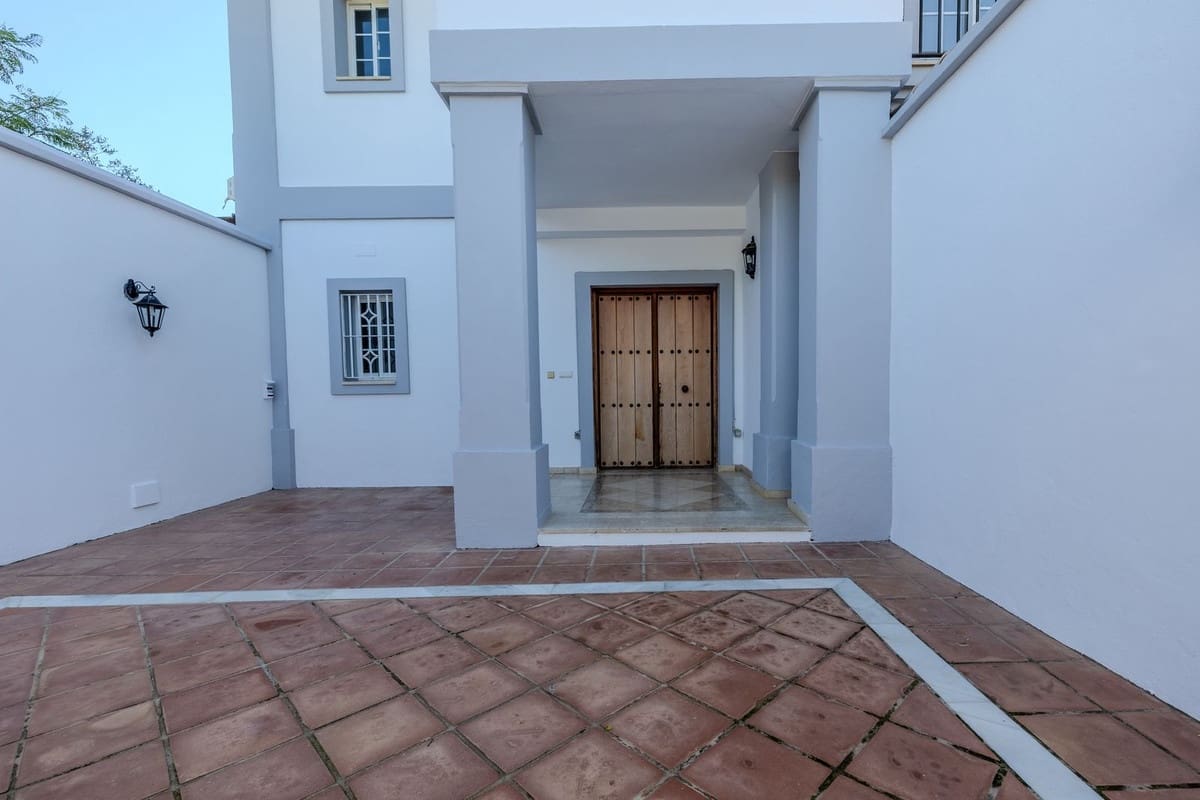 4 bedroom Villa for sale in Sotogrande with pool garage - € 1,595,000 (Ref: 9378146)