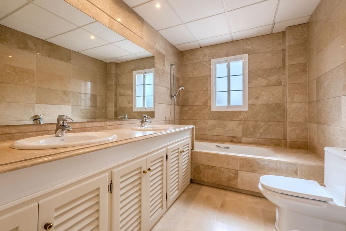 4 bedroom Villa for sale in Sotogrande with pool garage - € 1,595,000 (Ref: 9378146)