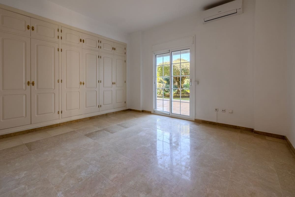 4 bedroom Villa for sale in Sotogrande with pool garage - € 1,595,000 (Ref: 9378146)