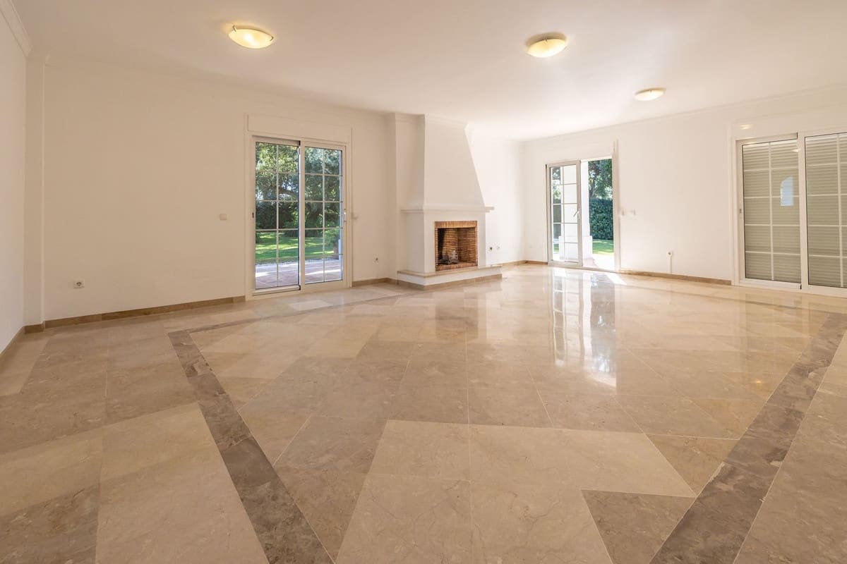 4 bedroom Villa for sale in Sotogrande with pool garage - € 1,595,000 (Ref: 9378146)