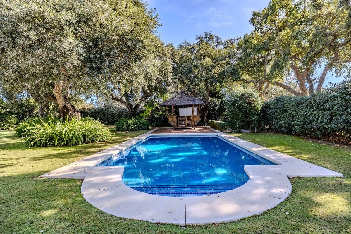 4 bedroom Villa for sale in Sotogrande with pool garage - € 1,595,000 (Ref: 9378146)