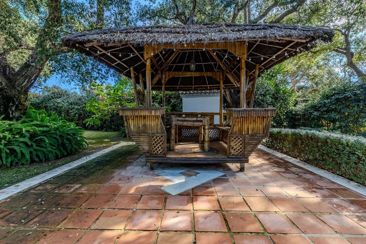 4 bedroom Villa for sale in Sotogrande with pool garage - € 1,595,000 (Ref: 9378146)