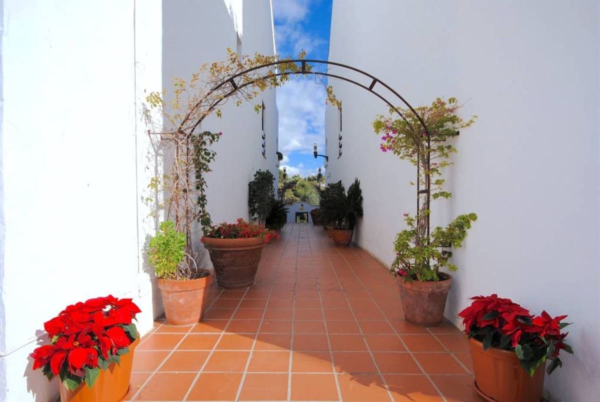 Apartamento de 3 habitaciones en Aloha Golf en venta con piscina garaje - 580.000 € (Ref: 9421755)