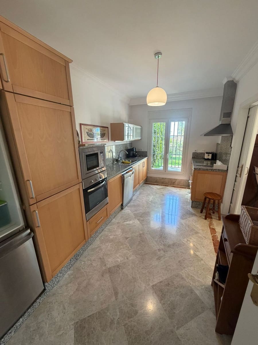 4 soveværelse Byhus til salg i Marbella med swimmingpool garage - € 970.000 (Ref: 9550109)