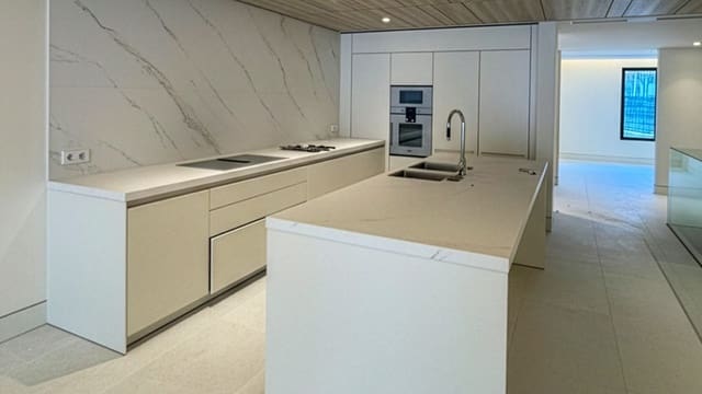 Apartamento de 4 habitaciones en Golden Mile, Marbella en venta con piscina garaje - 6.200.000 € (Ref: 9566269)