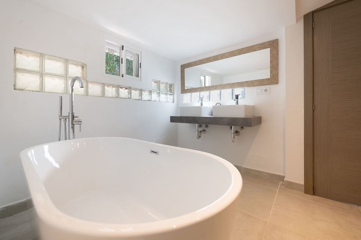 5 sypialnia Willa na sprzedaż w Marbella z basenem garażem - 2 500 000 € (Ref: 9646406)