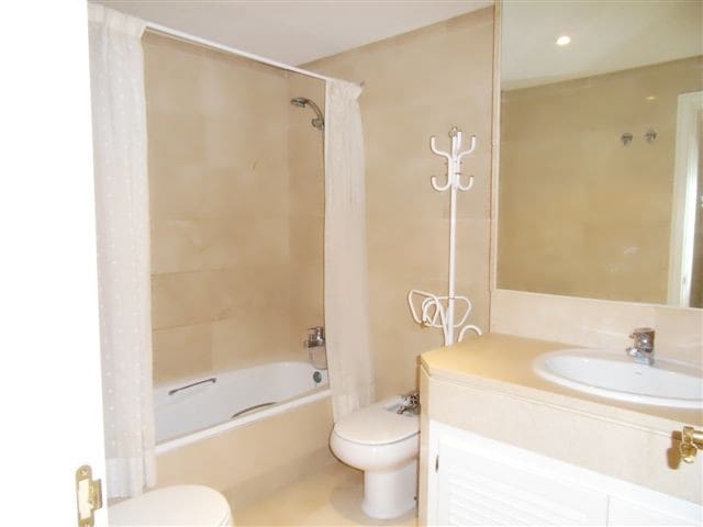 2 sypialnia Apartament na sprzedaż w Puerto Banus, Marbella z basenem garażem - 620 000 € (Ref: 9675121)