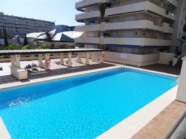 2 sypialnia Apartament na sprzedaż w Puerto Banus z basenem garażem - 620 000 € (Ref: 9675121)