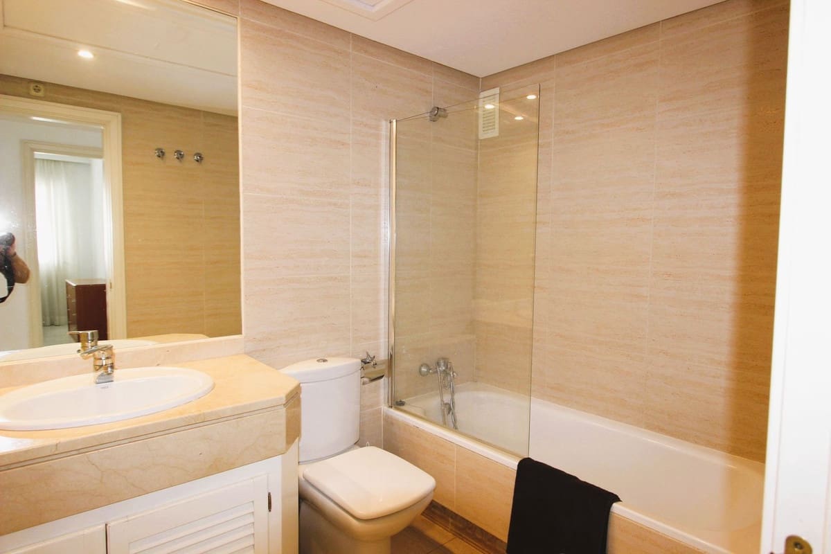 2 sypialnia Apartament na sprzedaż w Puerto Banus z basenem garażem - 620 000 € (Ref: 9675121)