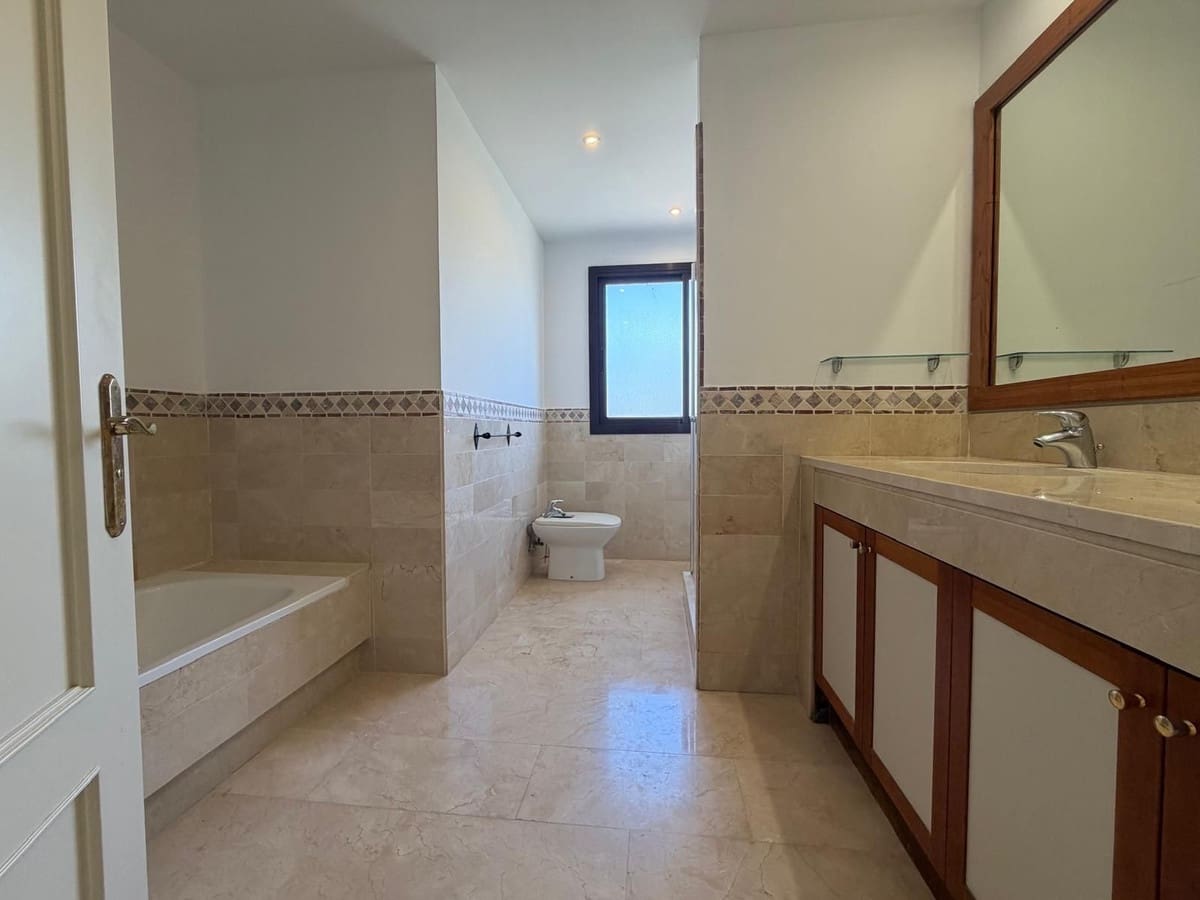 3 bedroom Apartment for sale in La Quinta with garage - € 525,000 (Ref: 9676319)