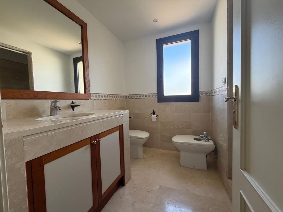 3 bedroom Apartment for sale in La Quinta with garage - € 525,000 (Ref: 9676319)