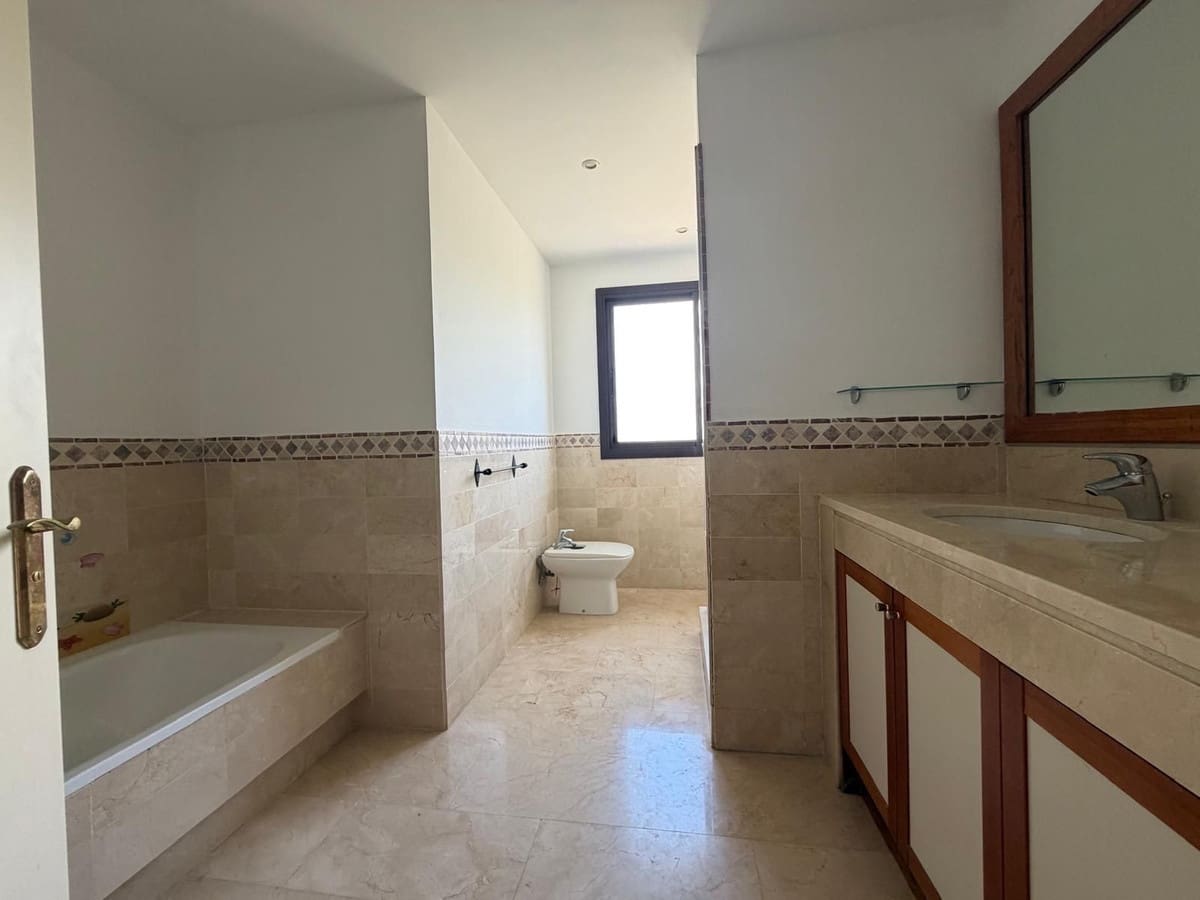 3 bedroom Apartment for sale in La Quinta with garage - € 525,000 (Ref: 9676319)