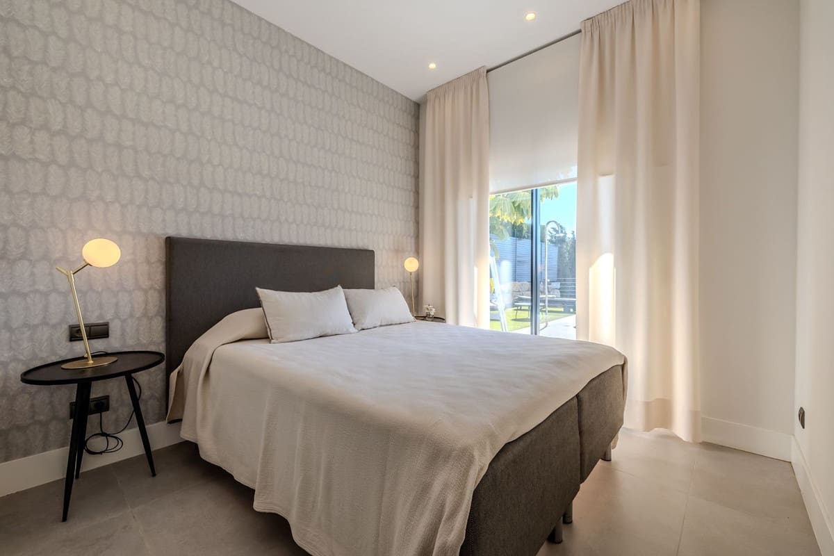 4 sypialnia Willa na sprzedaż w Estepona z basenem garażem - 1 590 000 € (Ref: 9713273)