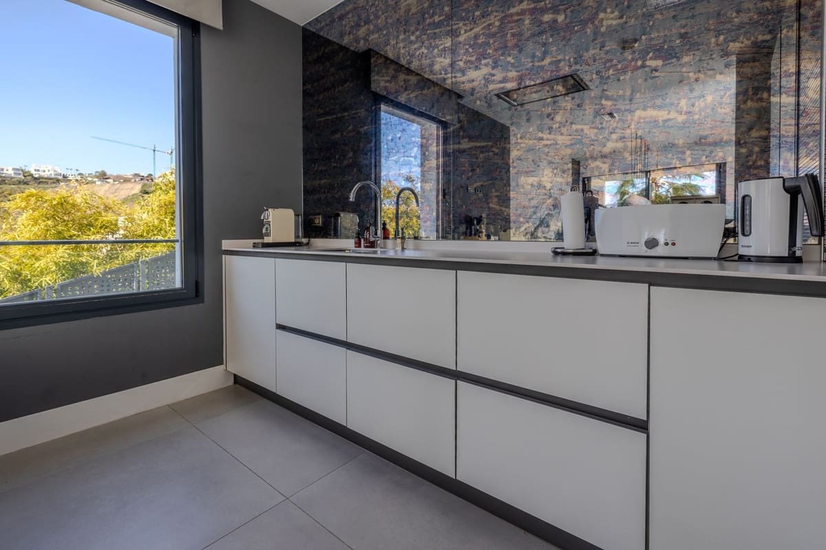 4 sypialnia Willa na sprzedaż w Estepona z basenem garażem - 1 590 000 € (Ref: 9713273)