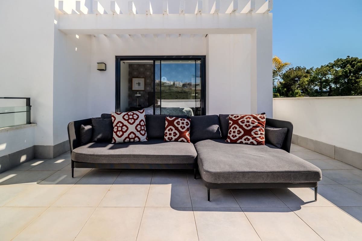 4 sypialnia Willa na sprzedaż w Estepona z basenem garażem - 1 590 000 € (Ref: 9713273)