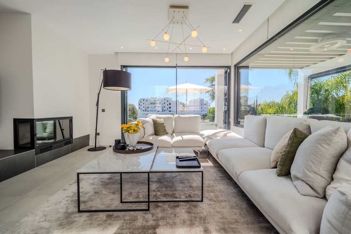 4 sypialnia Willa na sprzedaż w Estepona z basenem garażem - 1 590 000 € (Ref: 9713273)