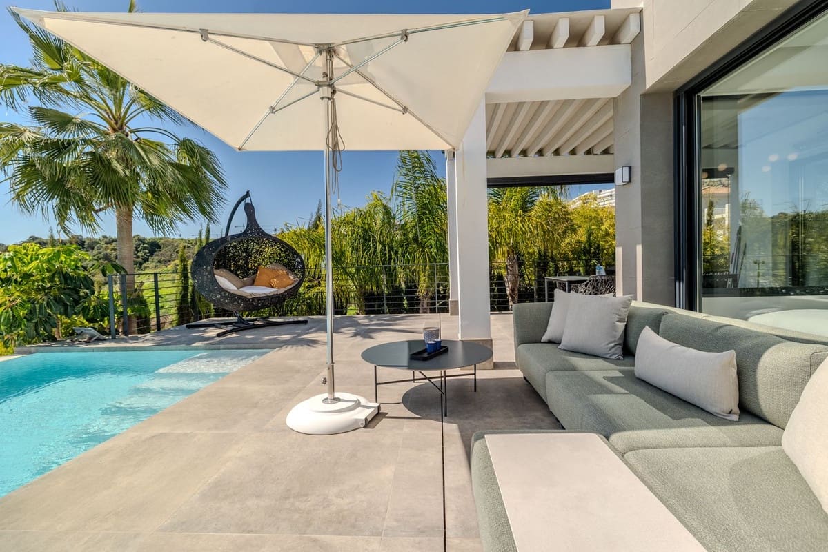 4 sypialnia Willa na sprzedaż w Estepona z basenem garażem - 1 590 000 € (Ref: 9713273)