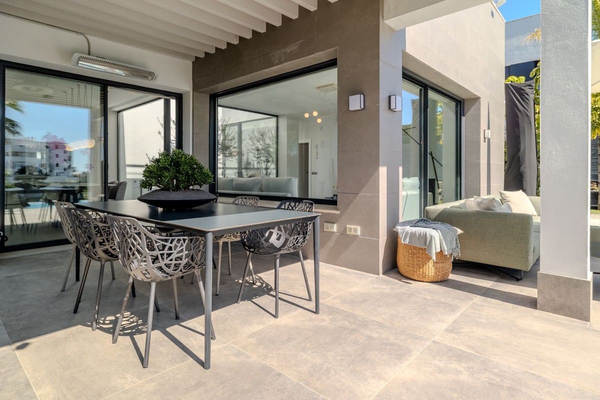 4 sypialnia Willa na sprzedaż w Estepona z basenem garażem - 1 590 000 € (Ref: 9713273)