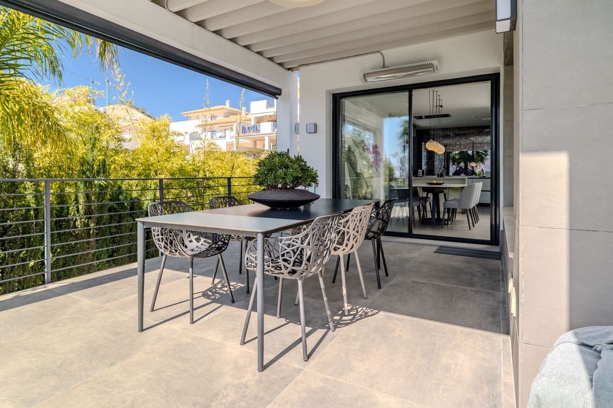 4 sypialnia Willa na sprzedaż w Estepona z basenem garażem - 1 590 000 € (Ref: 9713273)