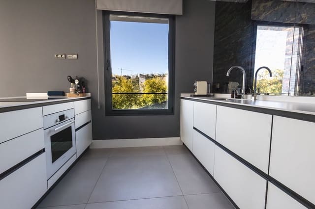 4 quarto Moradia para venda em Estepona com piscina garagem - 1 590 000 € (Ref: 9713273)