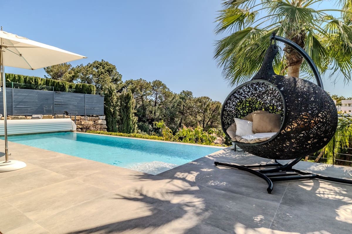 4 bedroom Villa for sale in Estepona with pool garage - € 1,590,000 (Ref: 9713273)