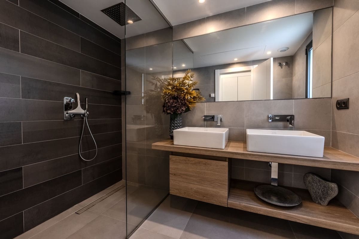 4 bedroom Villa for sale in Estepona with pool garage - € 1,590,000 (Ref: 9713273)