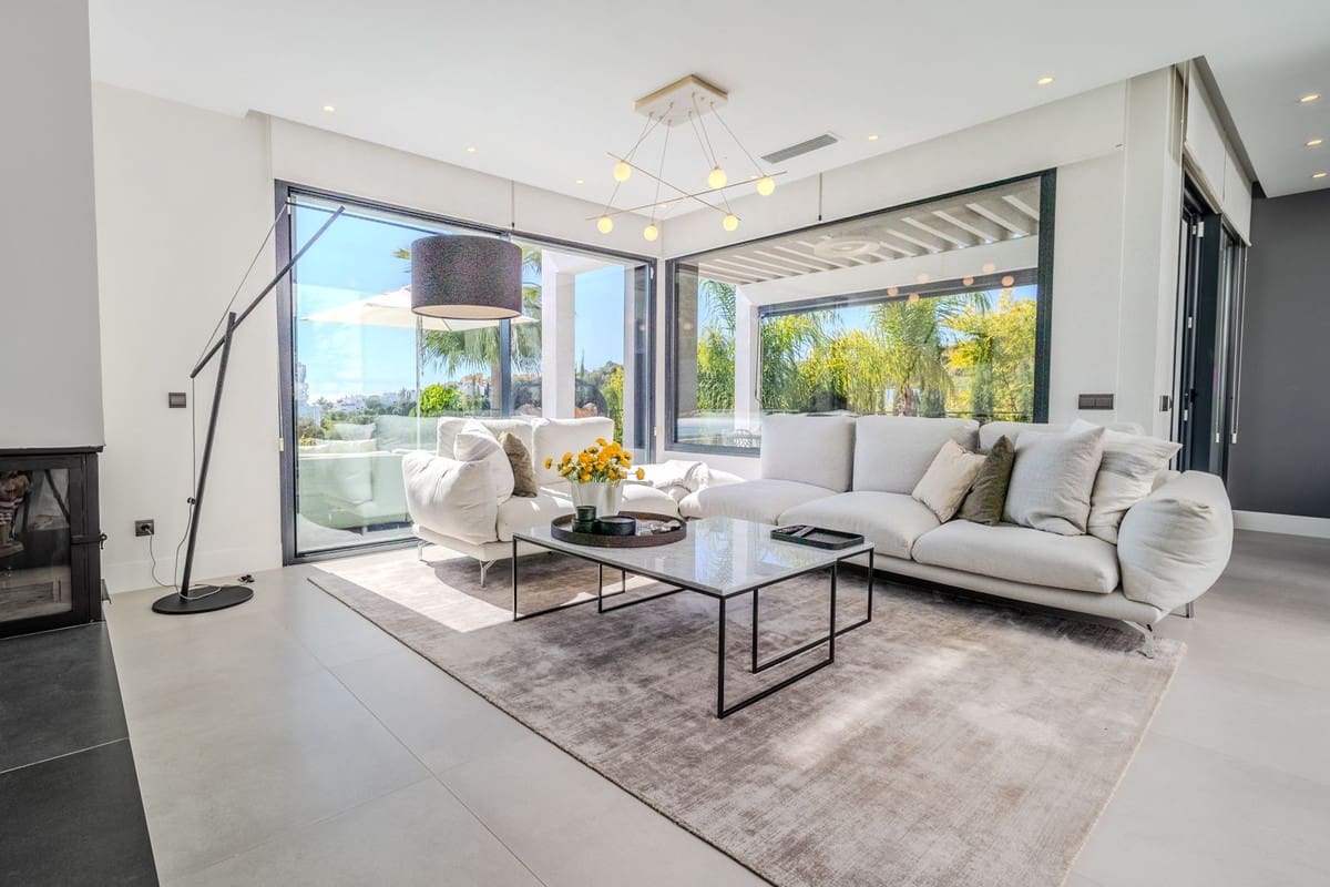 4 bedroom Villa for sale in Estepona with pool garage - € 1,590,000 (Ref: 9713273)