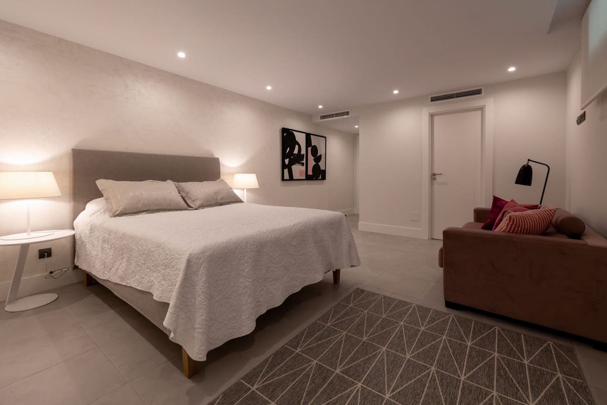 4 bedroom Villa for sale in Estepona with pool garage - € 1,590,000 (Ref: 9713273)