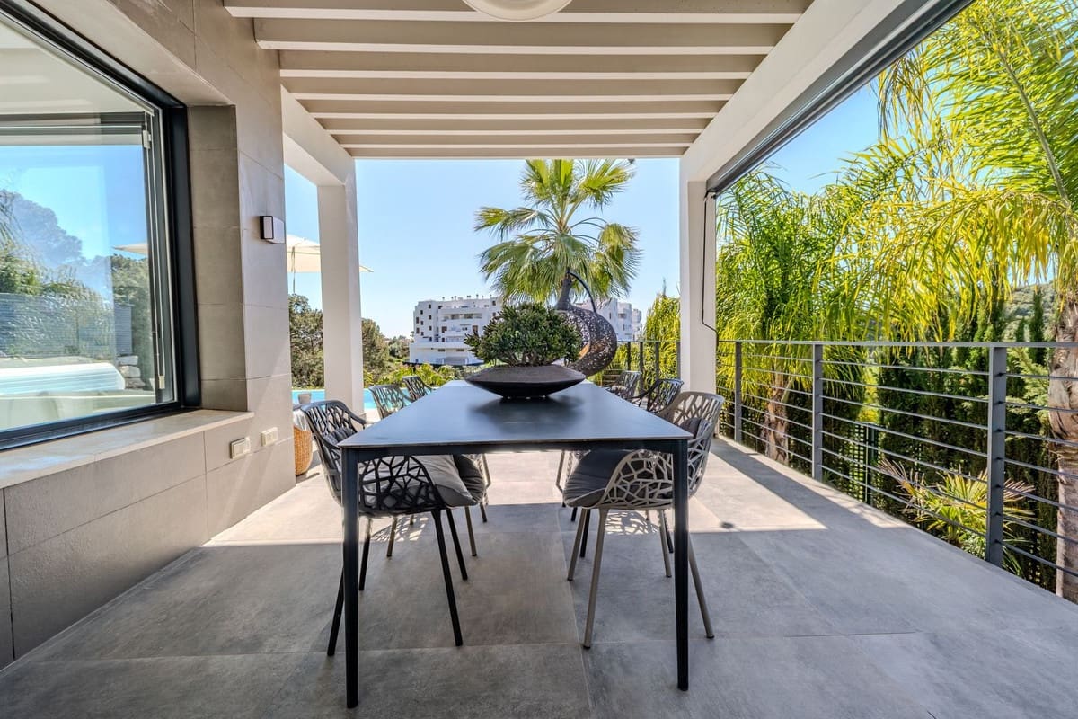 4 bedroom Villa for sale in Estepona with pool garage - € 1,590,000 (Ref: 9713273)