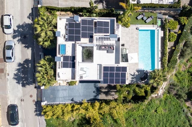 Chalet de 4 habitaciones en Estepona en venta con piscina garaje - 1.590.000 € (Ref: 9713273)