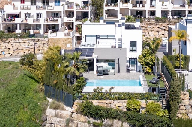 Chalet de 4 habitaciones en Estepona en venta con piscina garaje - 1.590.000 € (Ref: 9713273)