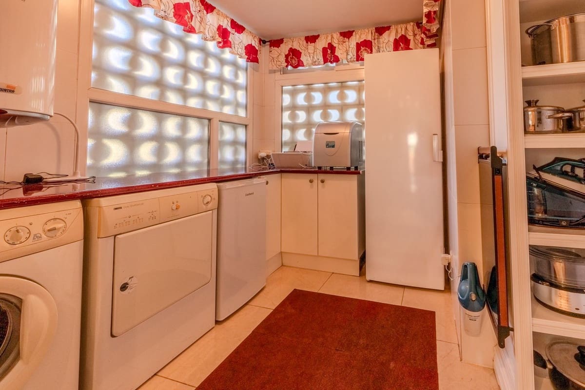 2 sypialnia Apartament na sprzedaż w Puerto Banus z basenem garażem - 879 000 € (Ref: 9727098)