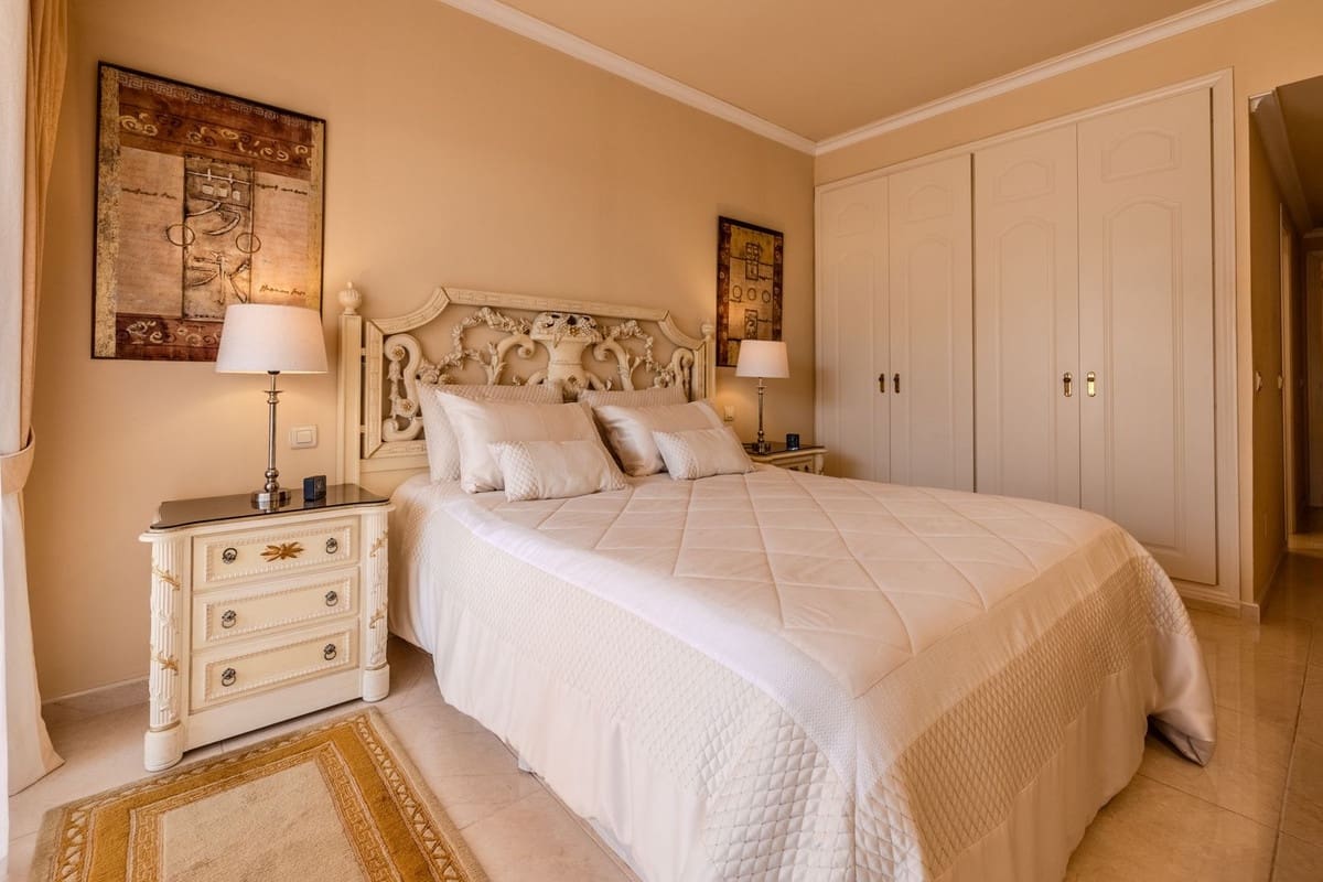 2 bedroom Apartment for sale in Puerto Banus with pool garage - € 879,000 (Ref: 9727098)