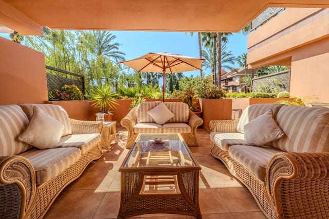 Apartamento de 2 habitaciones en Puerto Banus, Marbella en venta con piscina garaje - 879.000 € (Ref: 9727098)