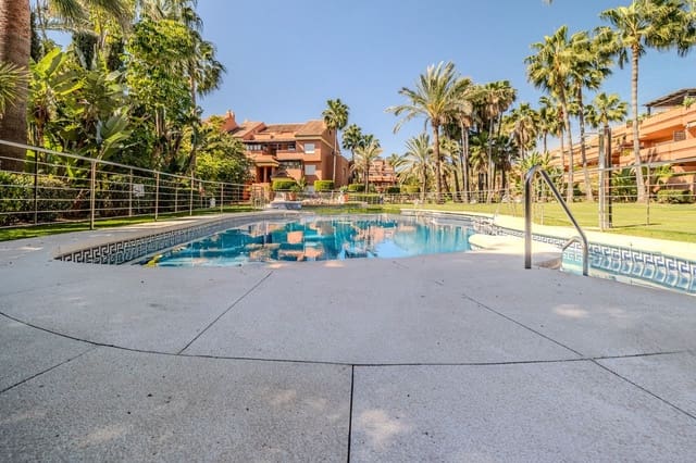 2 quarto Apartamento para venda em Puerto Banus, Marbella com piscina garagem - 879 000 € (Ref: 9727098)
