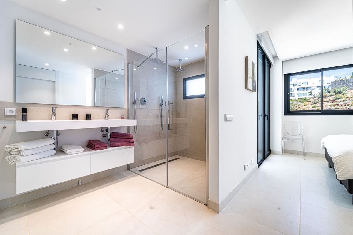 3 bedroom Apartment for sale in Fuengirola with pool garage - € 695,000 (Ref: 9797986)