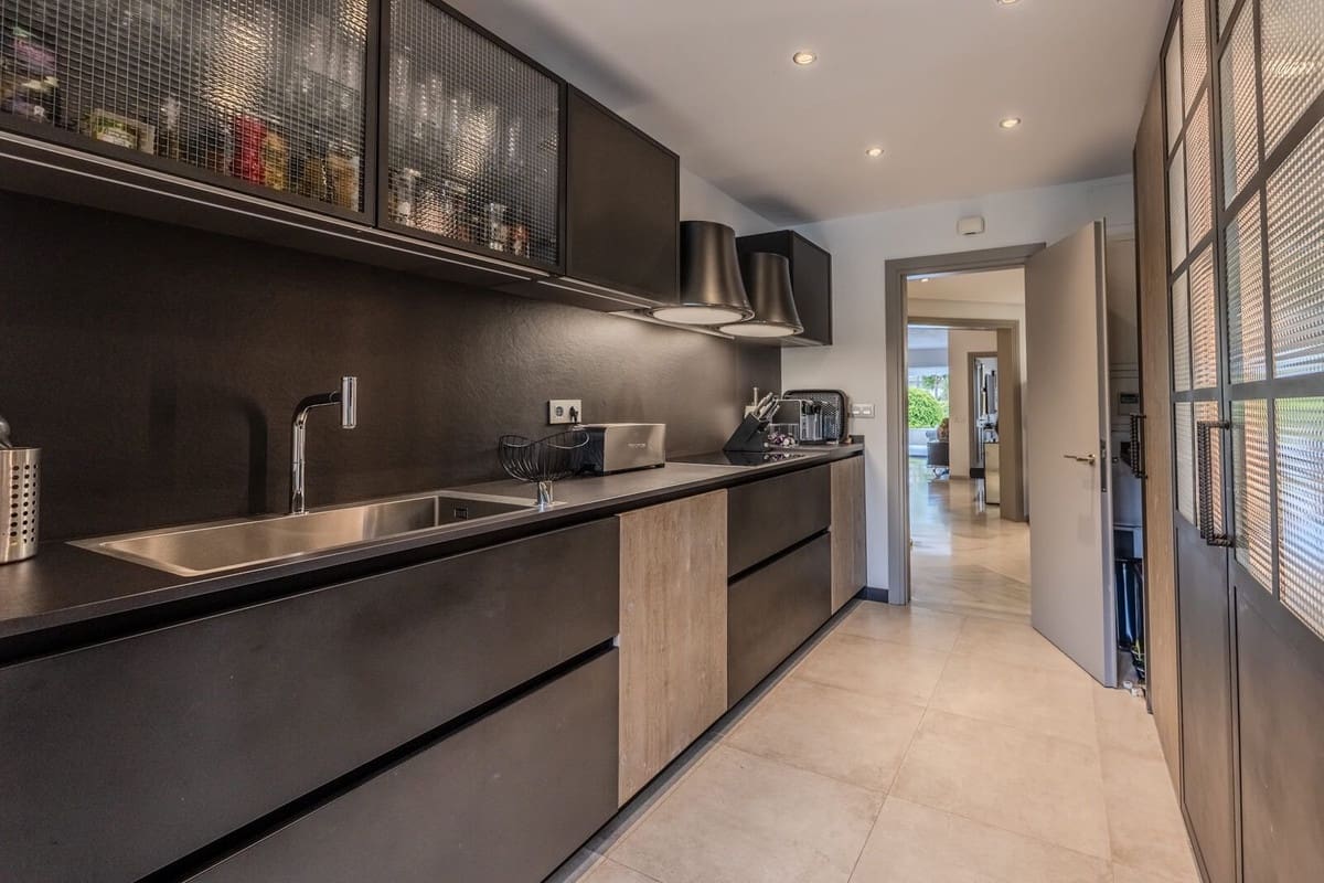 3 bedroom Apartment for sale in Puerto Banus with pool garage - € 3,900,000 (Ref: 9838293)