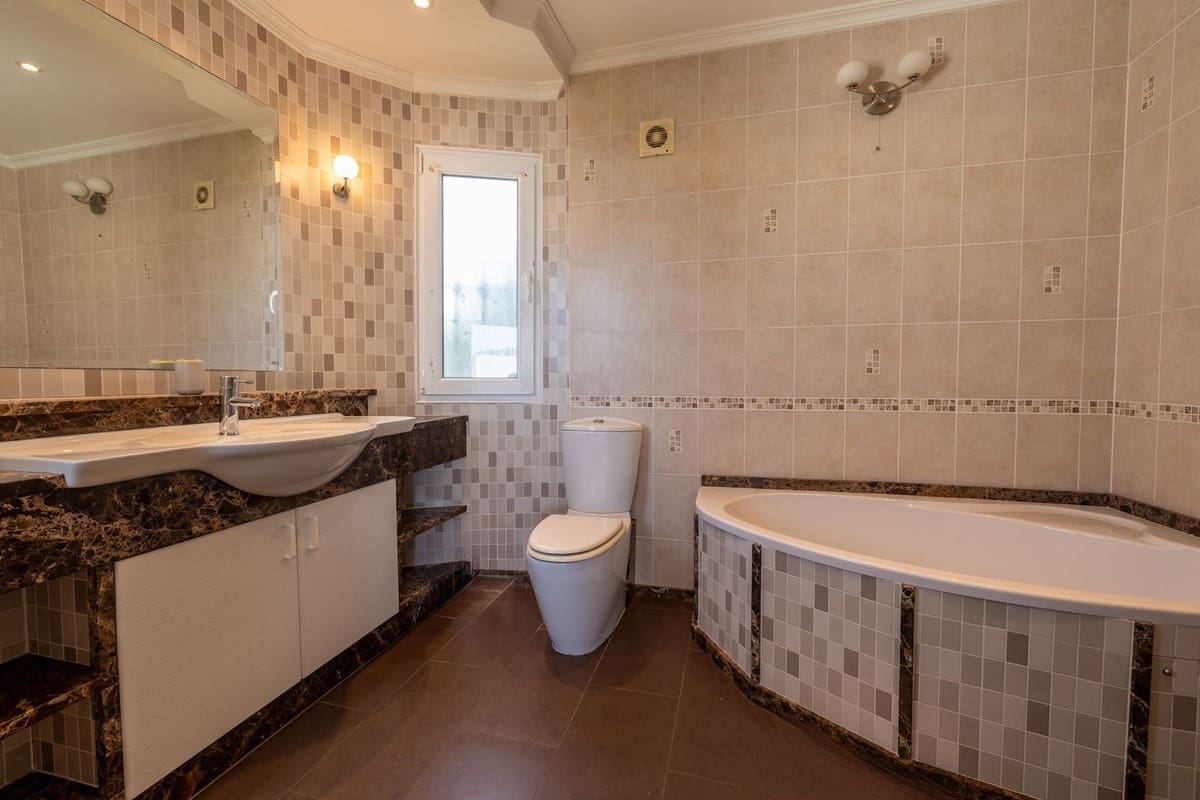 6 slaapkamer Villa te koop in El Faro met zwembad garage - € 1.595.000 (Ref: 9874230)