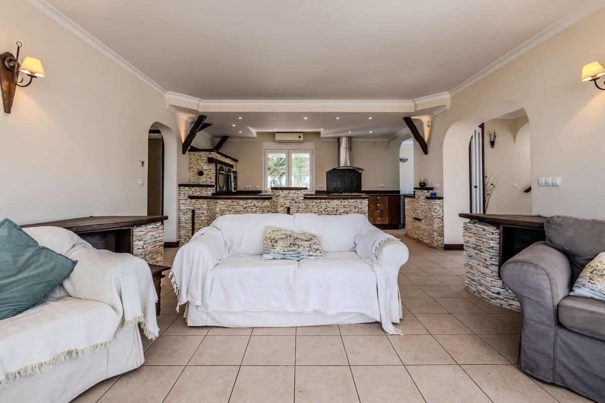 6 slaapkamer Villa te koop in El Faro met zwembad garage - € 1.595.000 (Ref: 9874230)