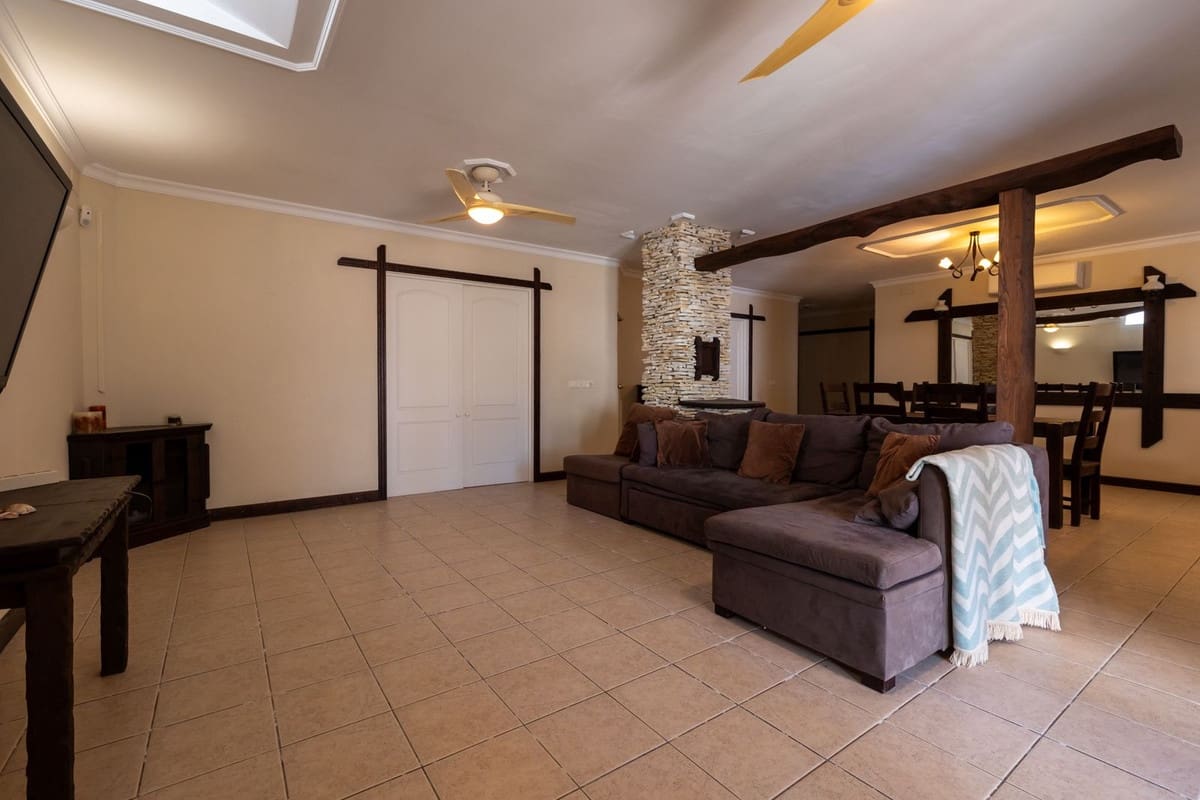 6 slaapkamer Villa te koop in El Faro met zwembad garage - € 1.595.000 (Ref: 9874230)