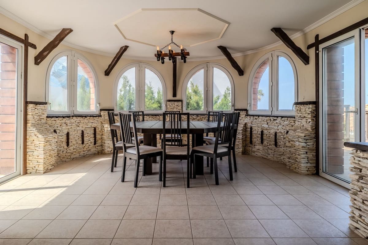 6 slaapkamer Villa te koop in El Faro met zwembad garage - € 1.595.000 (Ref: 9874230)