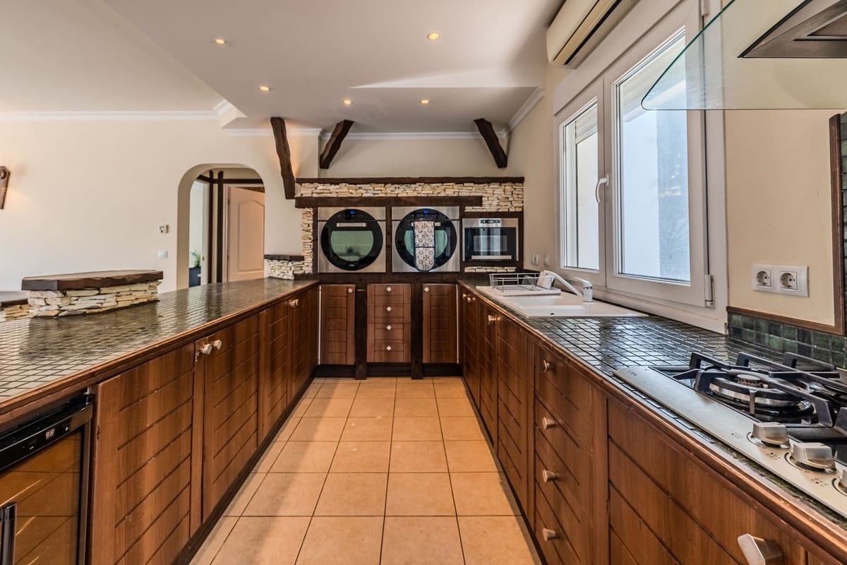 6 slaapkamer Villa te koop in El Faro met zwembad garage - € 1.595.000 (Ref: 9874230)