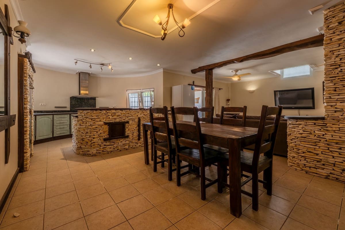 6 slaapkamer Villa te koop in El Faro met zwembad garage - € 1.595.000 (Ref: 9874230)