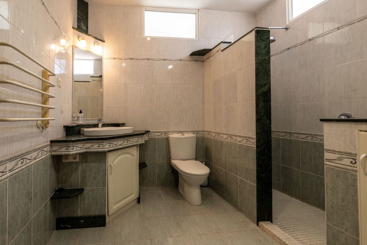 6 slaapkamer Villa te koop in El Faro met zwembad garage - € 1.595.000 (Ref: 9874230)