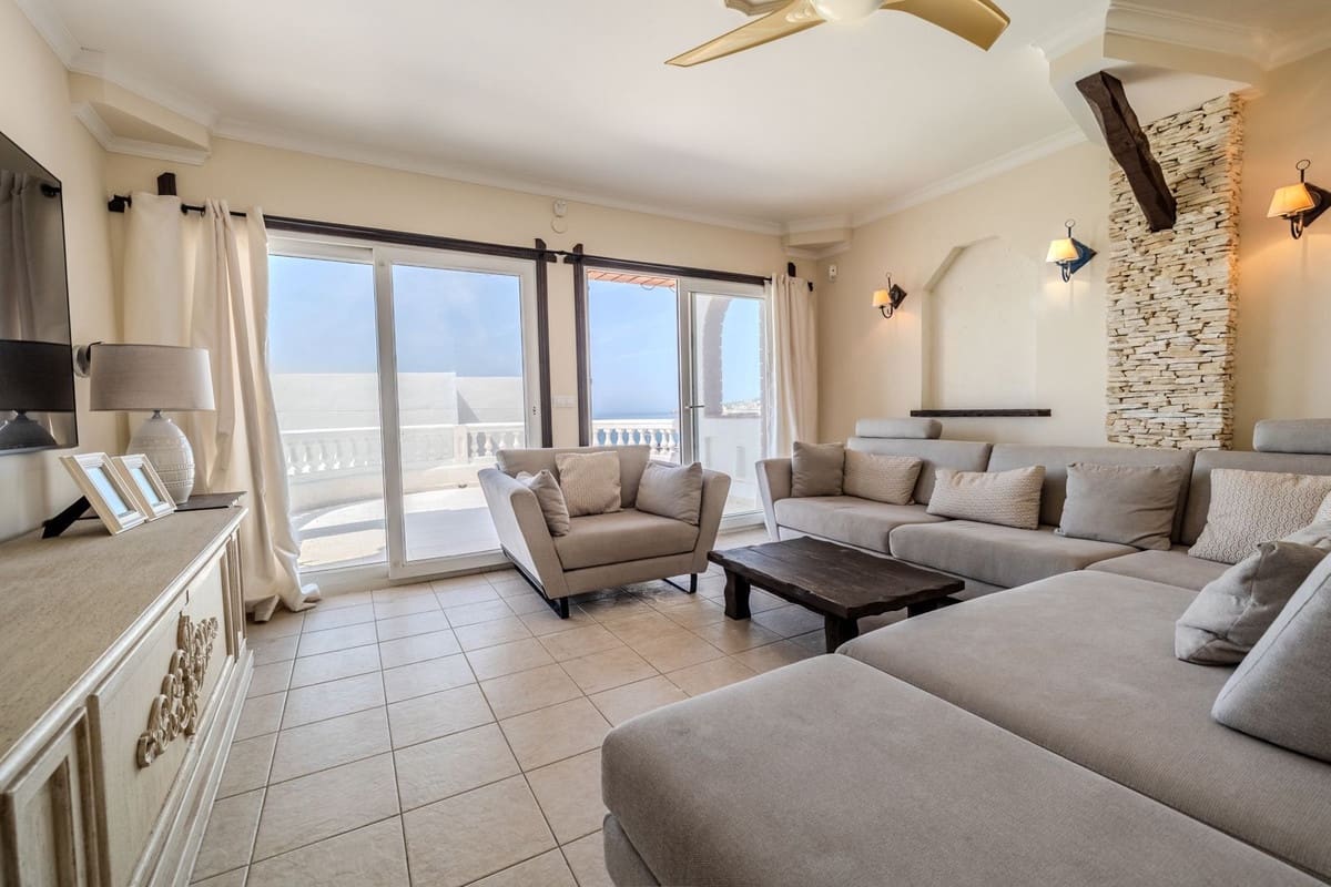 6 slaapkamer Villa te koop in El Faro met zwembad garage - € 1.595.000 (Ref: 9874230)