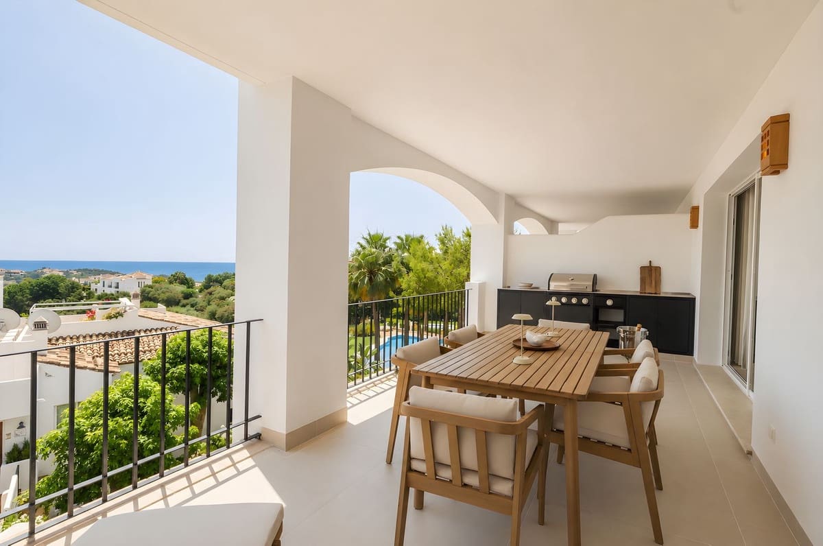 Apartamento de 3 habitaciones en La Quinta en venta con piscina - 845.000 € (Ref: 9911982)