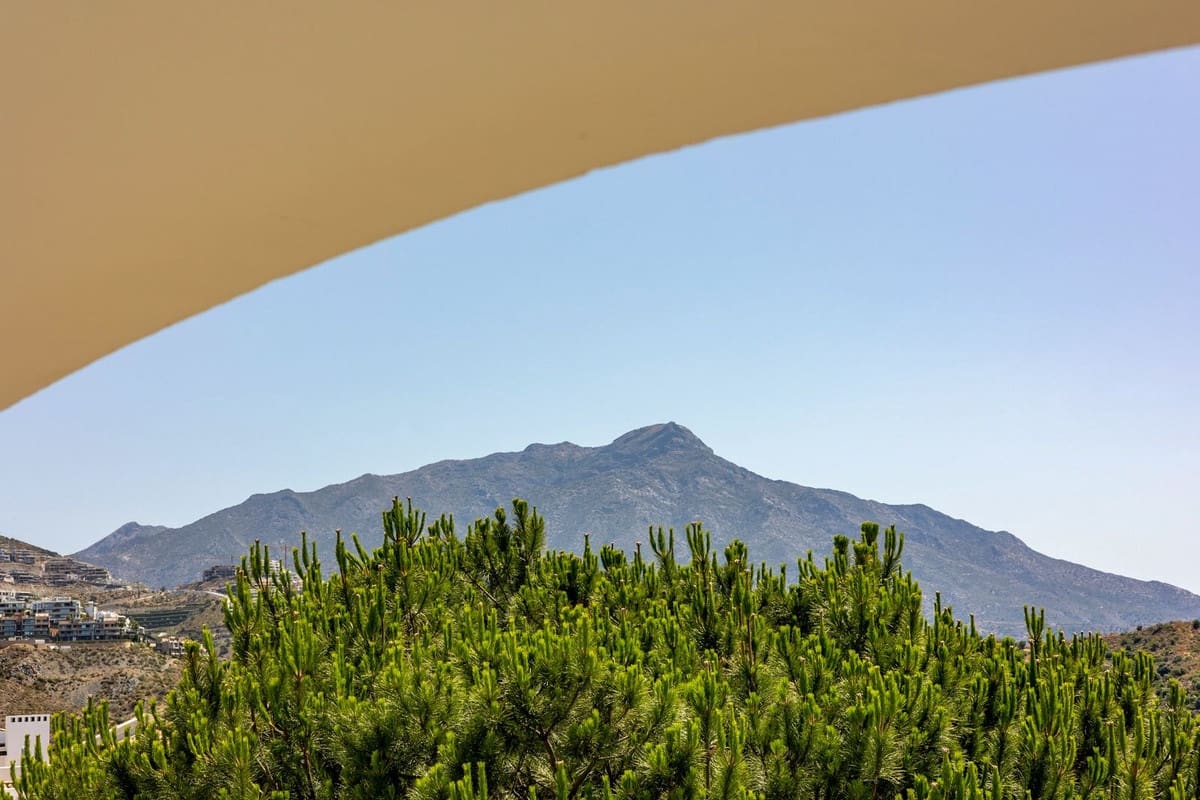 Apartamento de 3 habitaciones en La Quinta en venta con piscina - 845.000 € (Ref: 9911982)