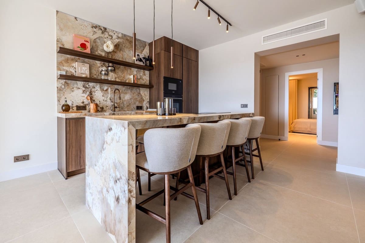 Apartamento de 3 habitaciones en La Quinta en venta con piscina - 845.000 € (Ref: 9911982)