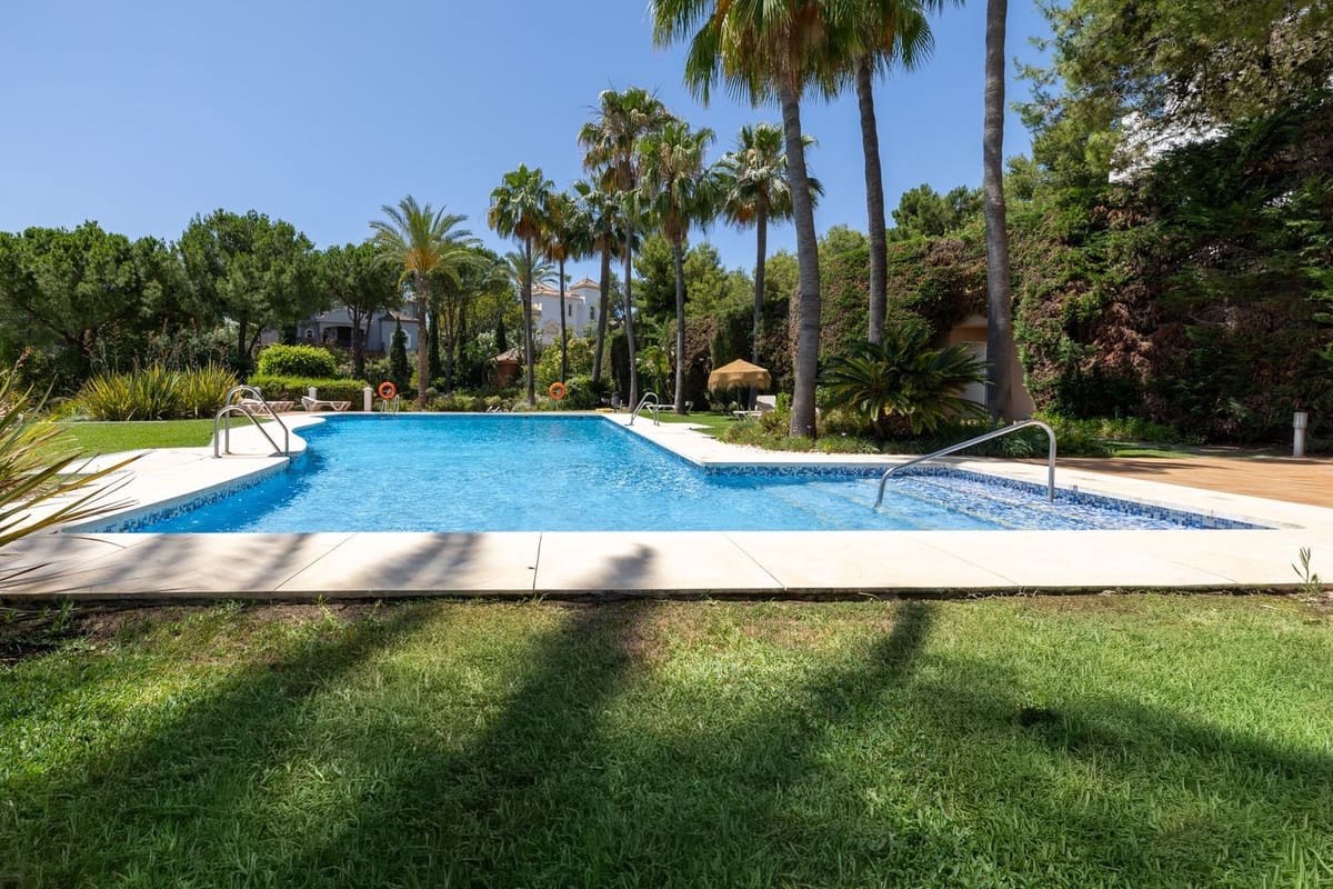 Apartamento de 3 habitaciones en La Quinta en venta con piscina - 845.000 € (Ref: 9911982)